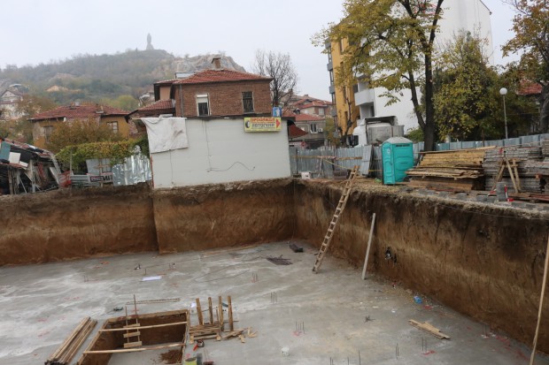 Мъж падна в изкоп на булевард Васил Априлов в Пловдив