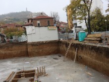 Работник падна в дълбок изкоп на "Васил Априлов", извикаха пожарната да помага!