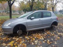 Бургазлия намери пежото си на трупчета, крадци задигнаха новите му гуми с джантите