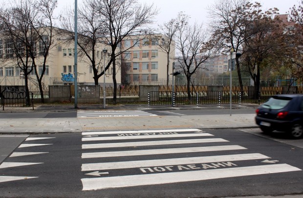 Две повдигнати пешеходни пътеки са направени на ул. "Съединение" до
