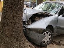"Ауди" се заби челно в дърво до Френската