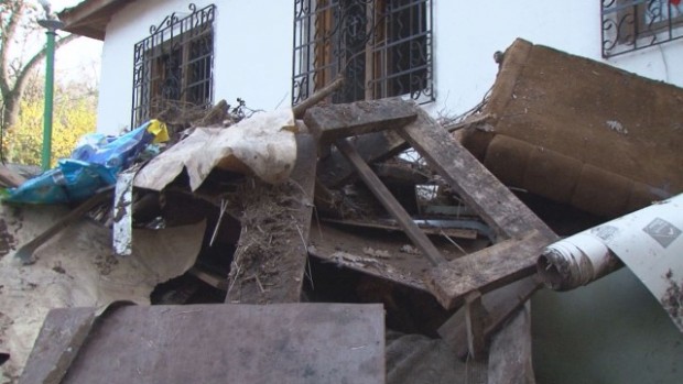 bTV
Манастирът Света Богородица край Бургас тъне в кал и разруха