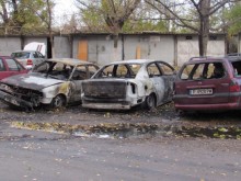Шест автомобила пострадаха при умишлен палеж