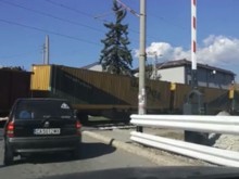 Влак преминава на вдигната бариера! Кой е виновен?