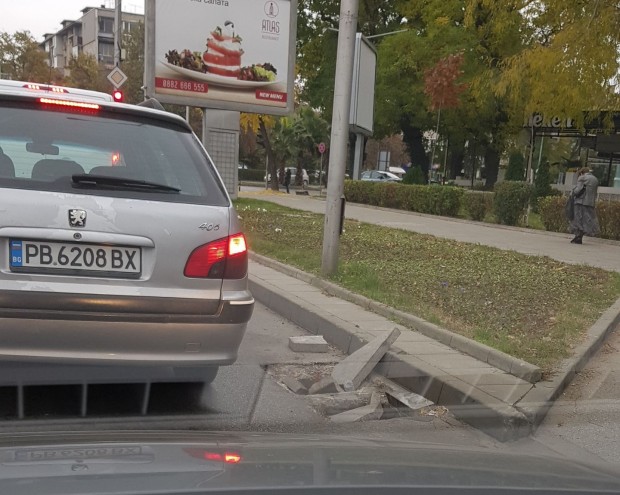 За опасна дупка на булевард България алармира читател на Plovdiv24