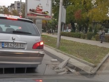 Водачи с опасни маневри заради дупка по булевард "България"