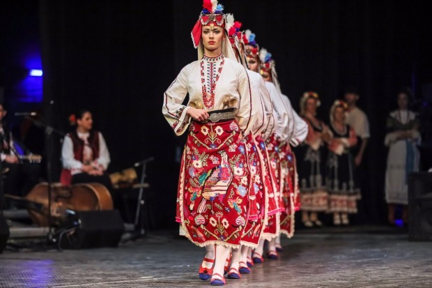 Трите най големи български фолклорни състава Филип Кутев Тракия и