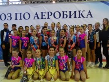 Пловдивчани грабнаха 21 медала от отборното по спортна аеробика
