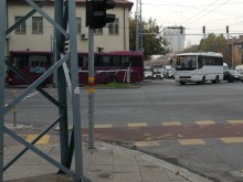 Автобус от градския транспорт постоя в кръстовище