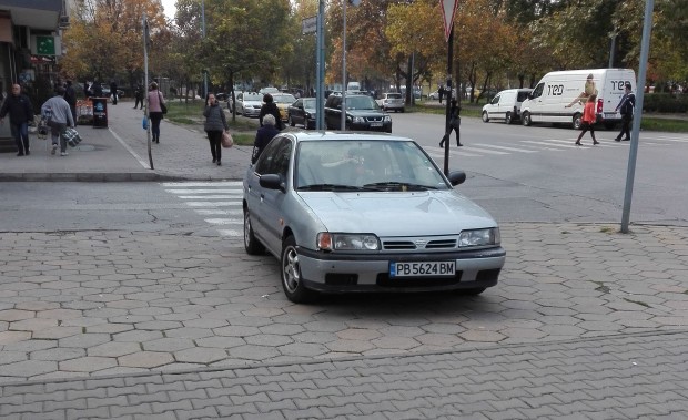 Нагла бабичка паркира върху тротоара така читателка на Plovdiv24 bg