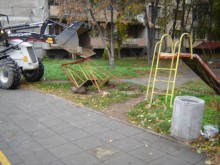 Премахнаха опасни детски съоръжения