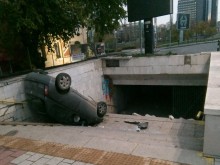 Невъобразима каскада! Автомобил се озова по таван в подлеза до Водната палата