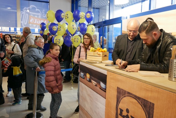 Стотици пловдивчани щурмуваха най-новия магазин на LIDL минути след официалното