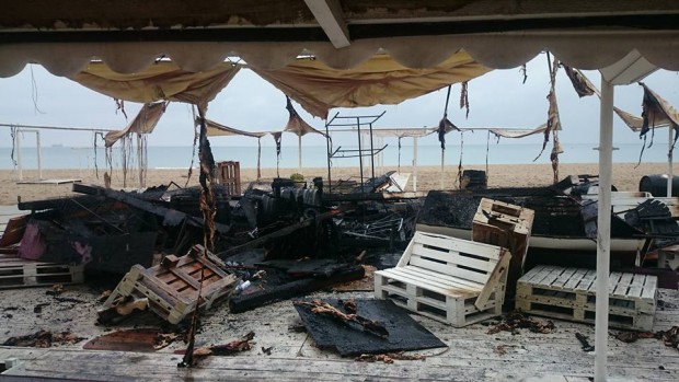 Фейсбук През изминалата нощ е изгорял бар на варненския плаж