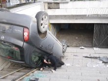 Само в Plovdiv24.bg: Опасно и глупаво! Девойка се навря в преобърнатата в подлеза кола