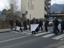Работници без заплати блокираха главния път Смолян - Пампорово
