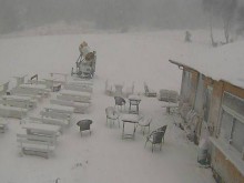 Силен снеговалеж и истинска бяла приказка на хижа "Здравец"