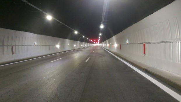 Шофьорите на леки автомобили преминават без ограничения в тунел Витиня"