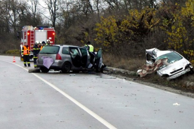 Трима души са загинали при тежка катастрофа на пътя Шумен-Силистра.