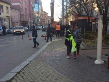 Общински служители са в тежко състояние след падане от вишка