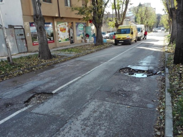 Varna24 bg Огромни дупки капани дебнат шофьорите по една от централните варненски