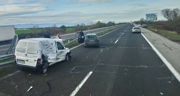 Катастрофа стана преди минути на автомагистрала "Тракия" близо до Пловдив.