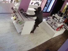 Камера засне нагла кражба в магазин на "Руски", собственикът дава награда!