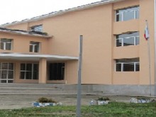 Седмокласничка си вдигна блузката пред учител, роми го пребиха