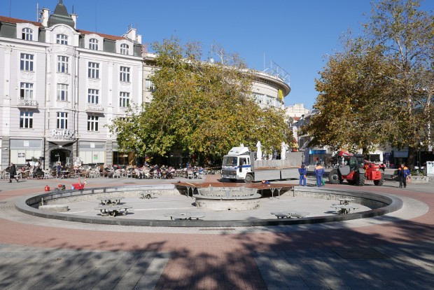 Започна трансформирането на фонтана с пеликаните пред община Пловдив в