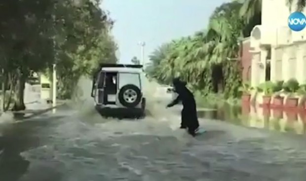 Странна гледка по улиците на Саудитска Арабия. Жена буквално яхна