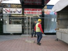 До края на деня бутат спорните павилиони до Централна поща