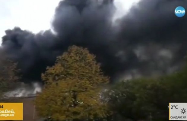 Огромен пожар във фабрика за белгийски гофрети причини сериозно задимяване
