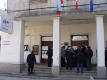 Работници протестират пред ЕВН, заплашват ги с неустойки заради спряно производство