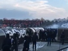 Свиреп бой между фенове спря мача между Локо и ЦСКА