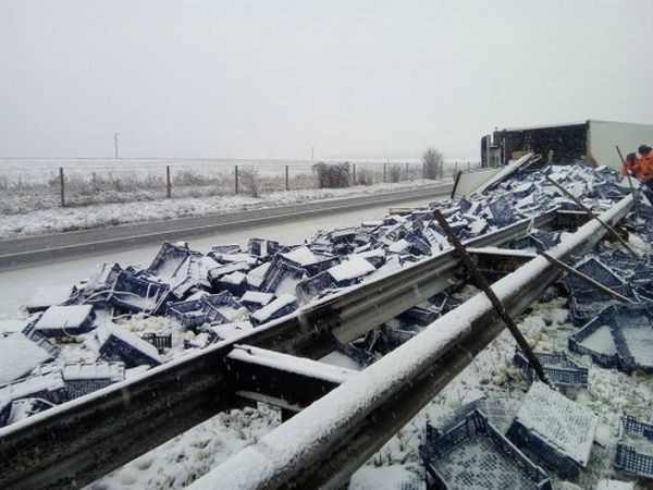 Снегът причини две катастрофи на АМ Хемус които задръстиха движението
