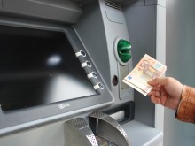 Нападнаха мъж и жена при опит да заредят с пари банкомат