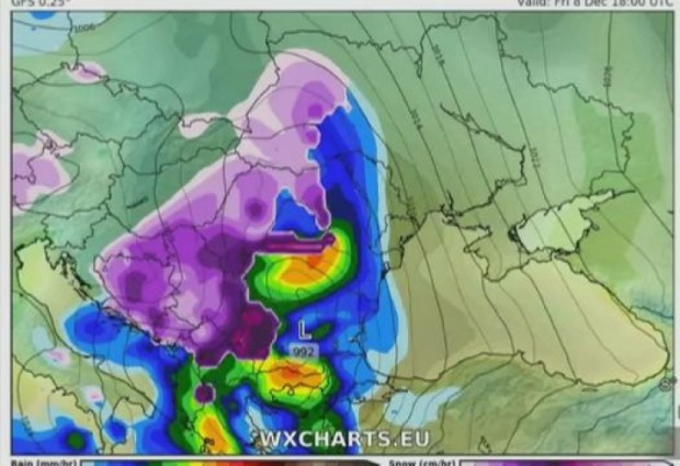 Този циклон се намира точно над Балканския полуостров и дъждът