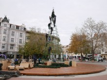 Първо в Plovdiv24.bg: Вече украсяват огромната елха в центъра на Пловдив!