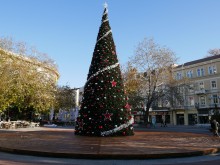 Тя е голяма и много красива! Вижте новата елха, която събира погледите по Главната!