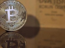 Биткойнът за първи път мина 10 000 долара