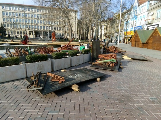 Varna24 bg Работници подготвят площад Независимост за тържественото запалване на коледната