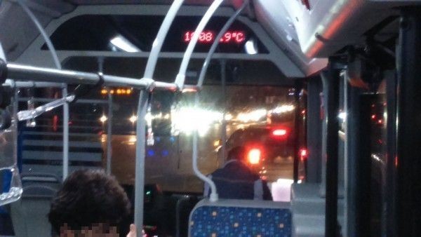 Шофьор и кондуктор на автобус по линия 99 се сбиха
