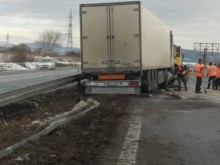 Чешки ТИР катастрофира по АМ "Хемус"