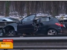 Брутална катастрофа в София, кола се наниза на мантинела