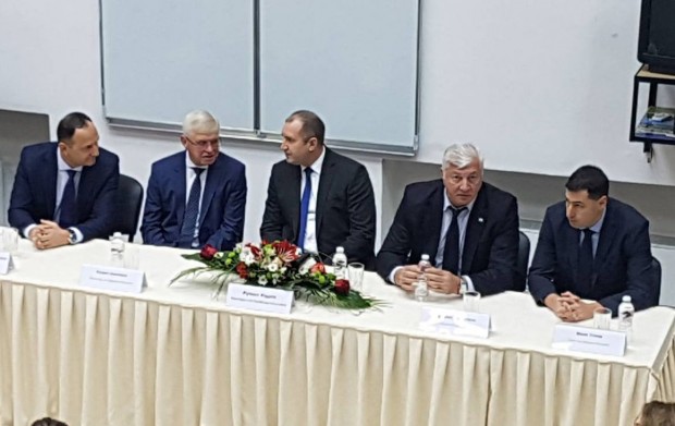 Президентът Румен Радев пристигна в УМБАЛ Свети Георги в Пловдив