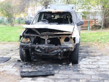 Това остана от залетия със запалителна течност джип на шефа на пловдивския затвор
