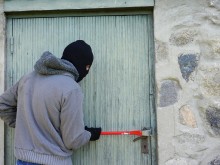 Трима с маски нахлуха в дома на самотен дядо по нощите и го обраха