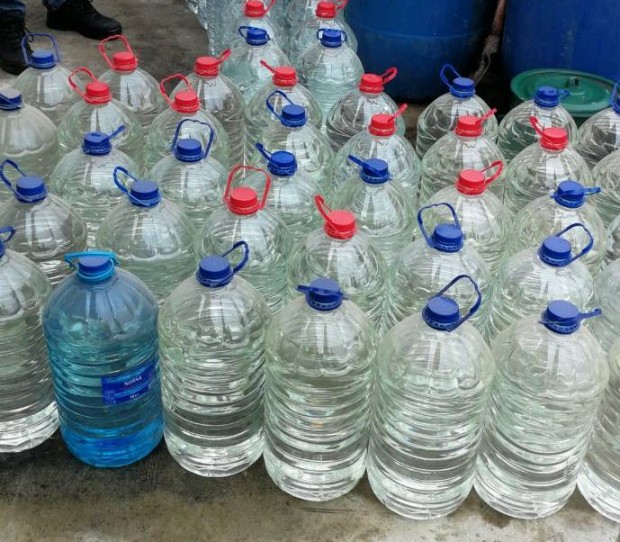Товарен микробус превозващ 3 тона нелегален етилов алкохол в пластмасови