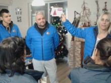 За Академик вече е Коледа, клубът зарадва деца с подаръци