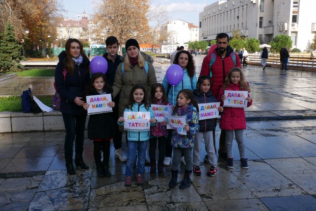 Пловдивски родители се състезаваха с ученически раници на гърба в